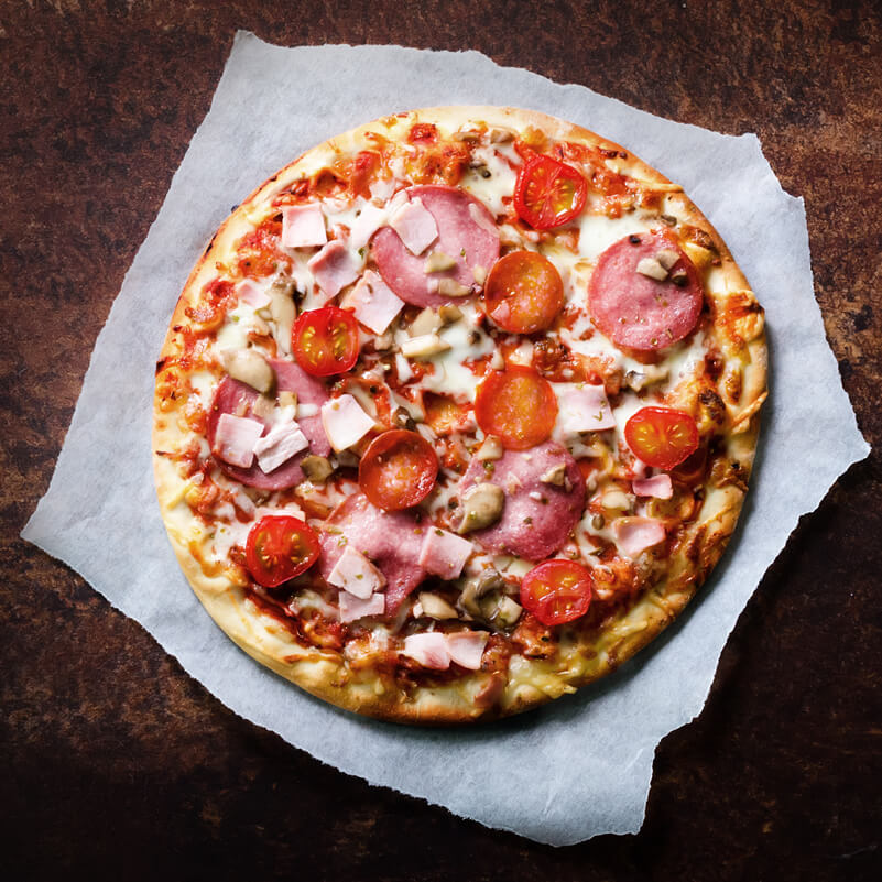 Molho, mussarela, lombo, bacon, ervilha, milho verde, cebola, tomate, orégano e azeitonas.